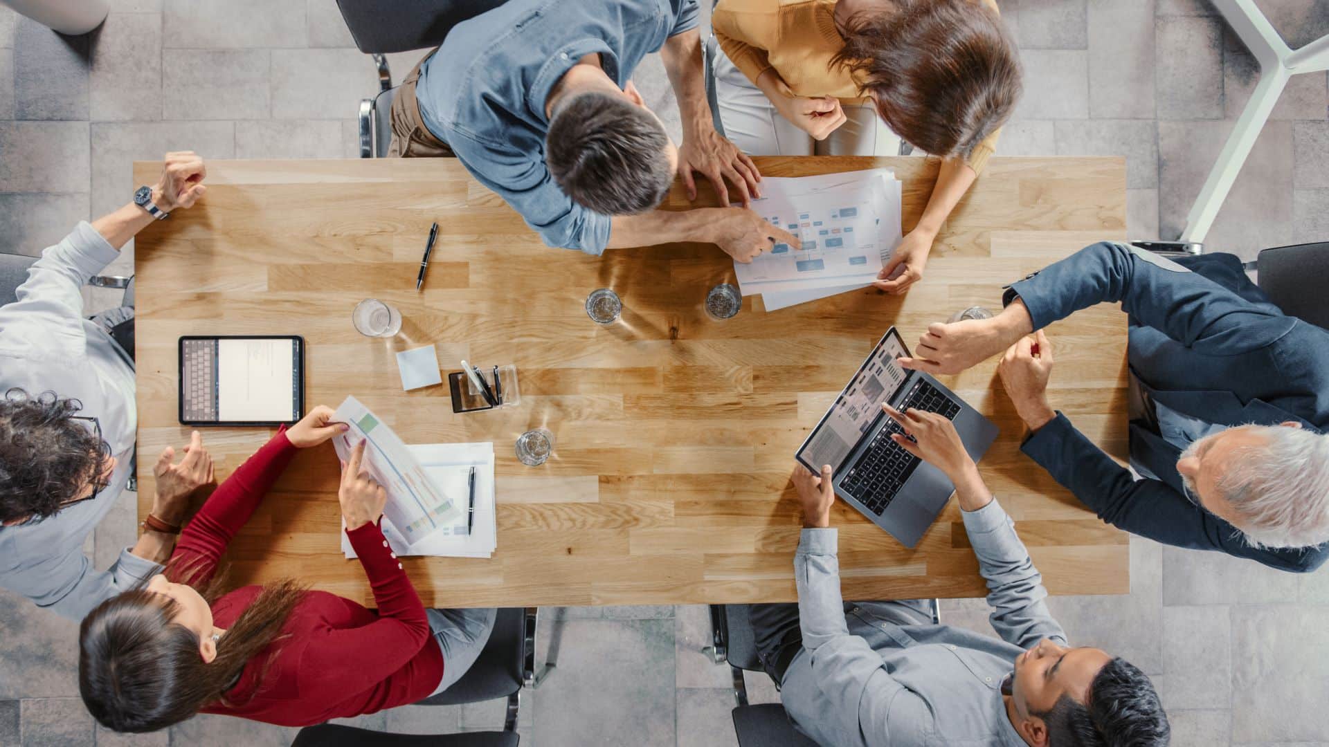 Ein Startup-Team bespricht Strategien an einem Konferenztisch. Perfekt für Artikel über Teamarbeit und Unternehmensstrategien