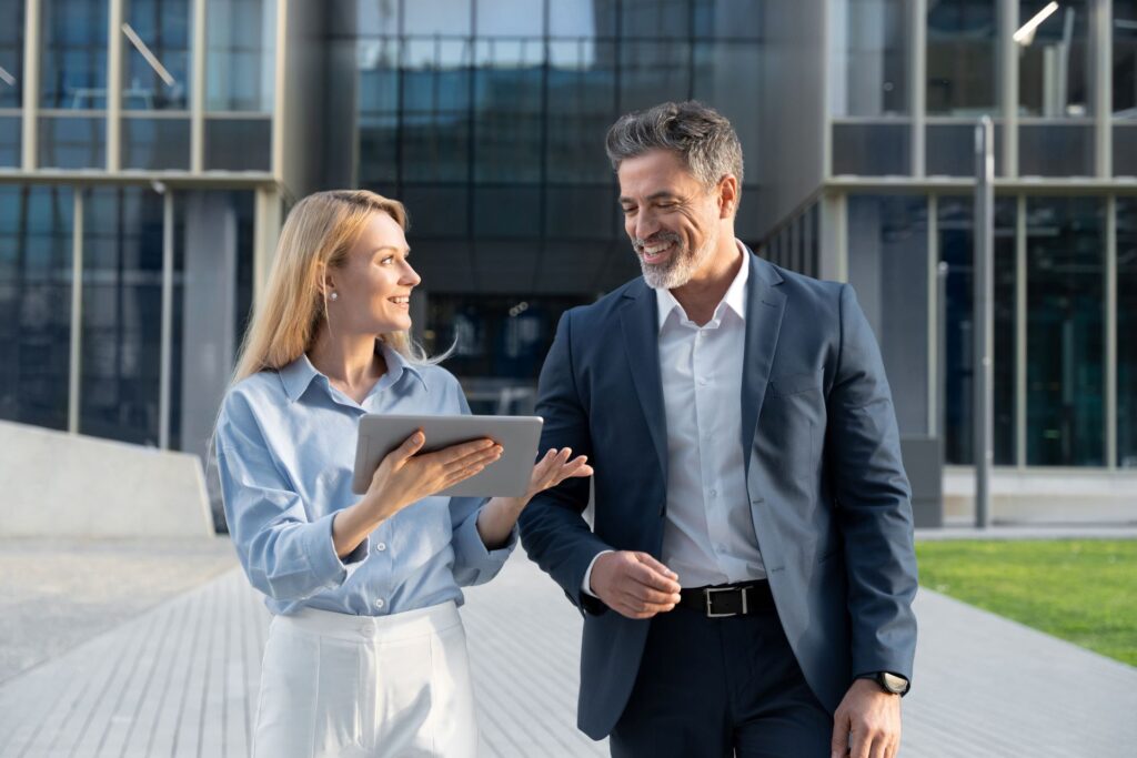 Zwei Geschäftspartner besprechen sich im Freien.