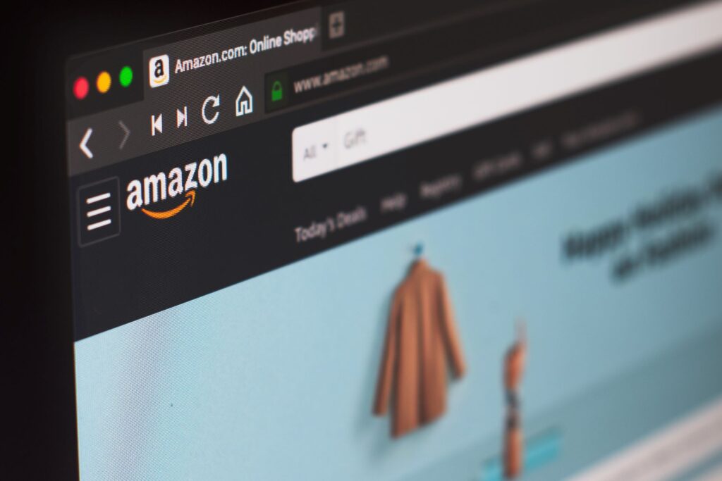 Startseite der Amazon-Website auf einem Computerbildschirm, symbolisierend den Online-Handel und das E-Commerce-Wachstum