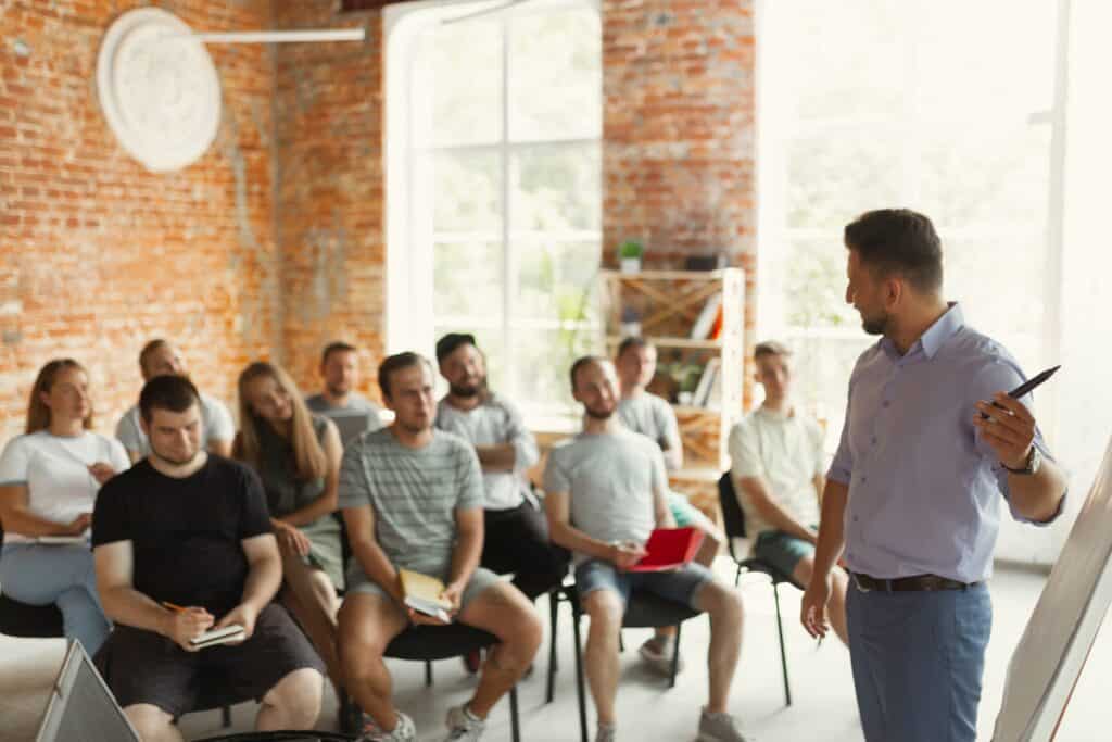 Flipchart in Teammeeting mit Mitarbeitenden
