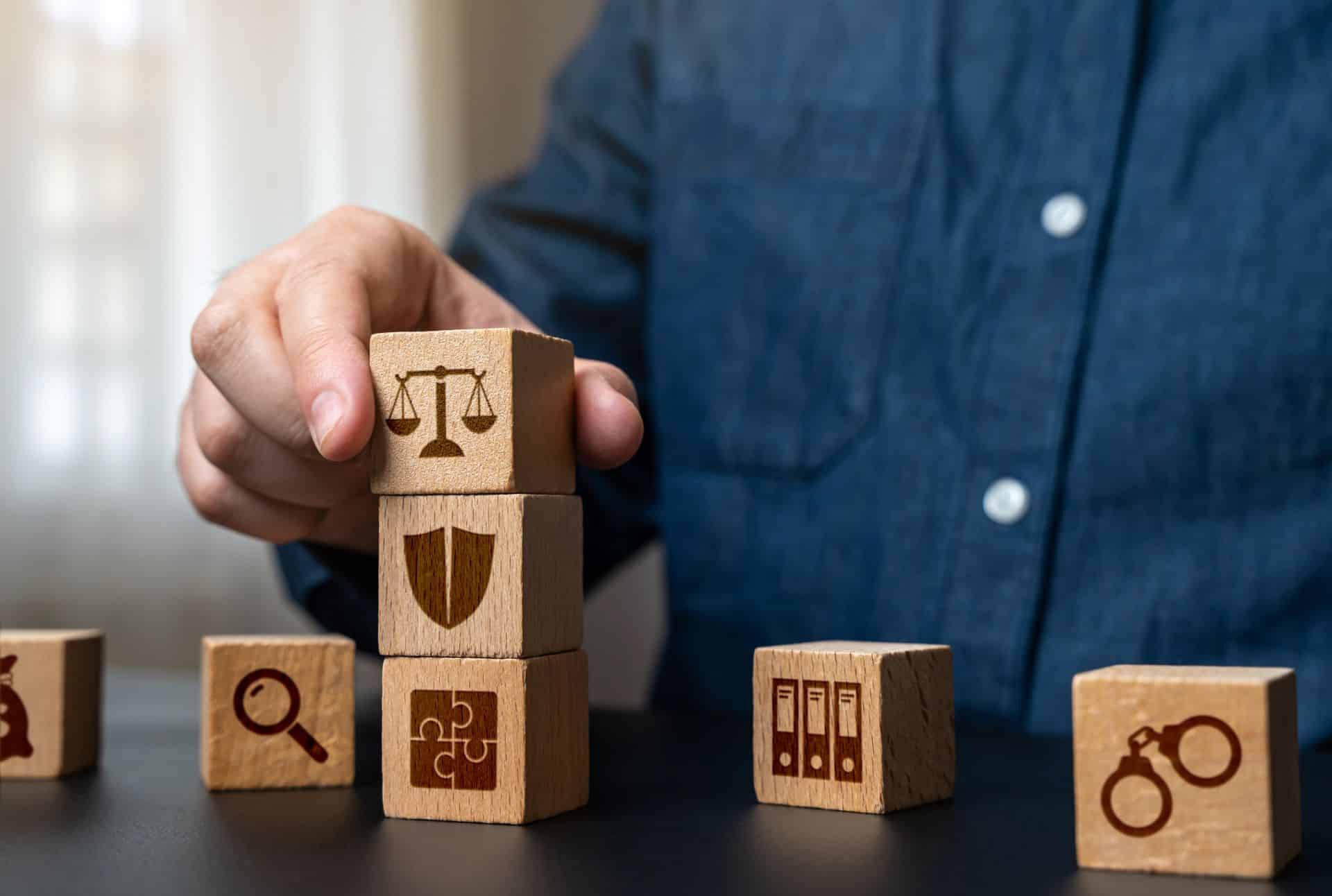 Jurist platziert Symbol für Rechtsgebiet