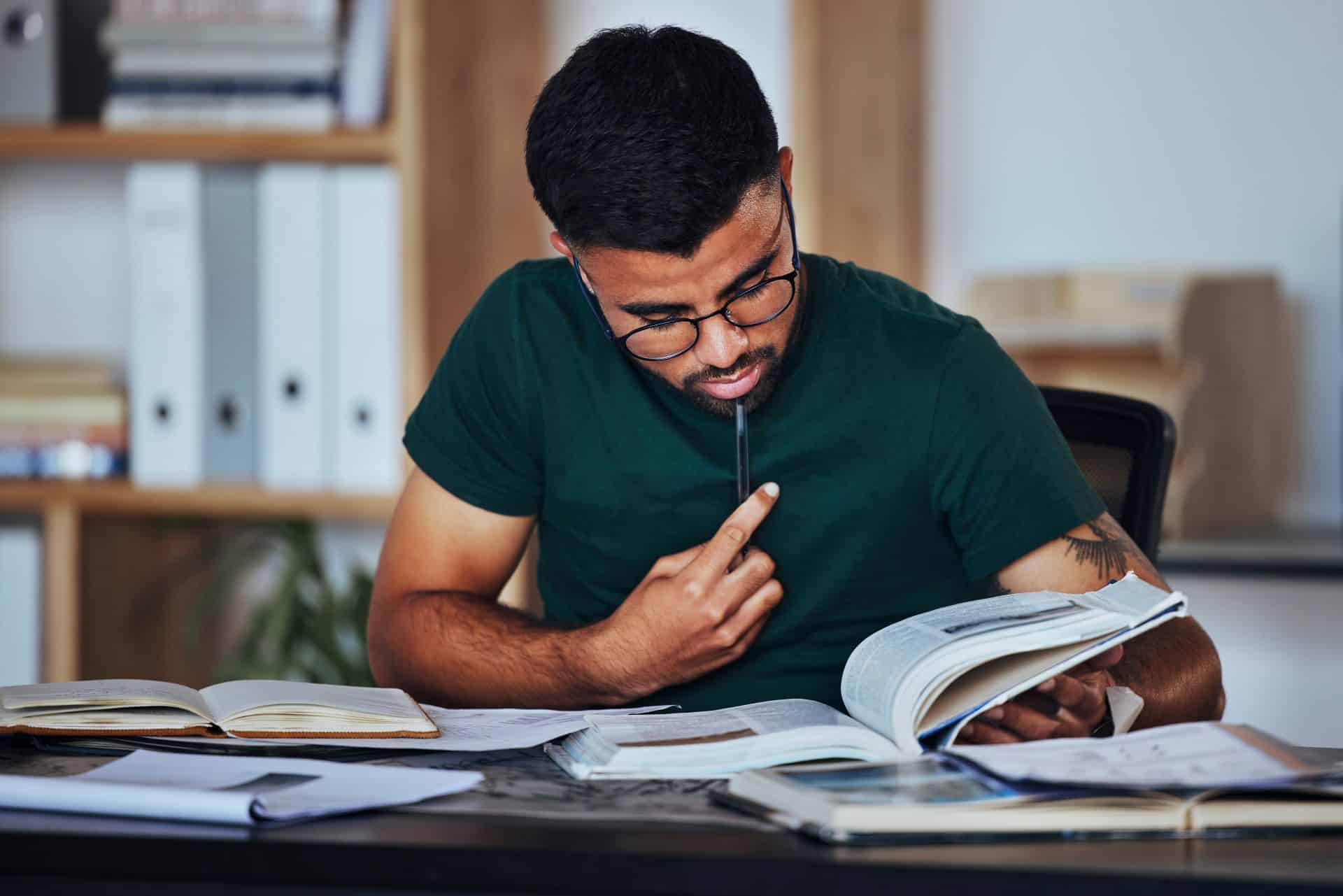 Junger Jurist vertieft sich in Fachliteratur