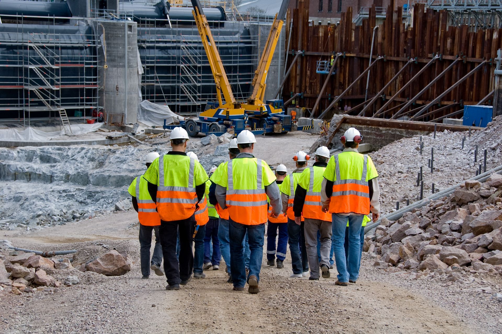 Bauarbeiter mit Warnwesten auf Baustelle