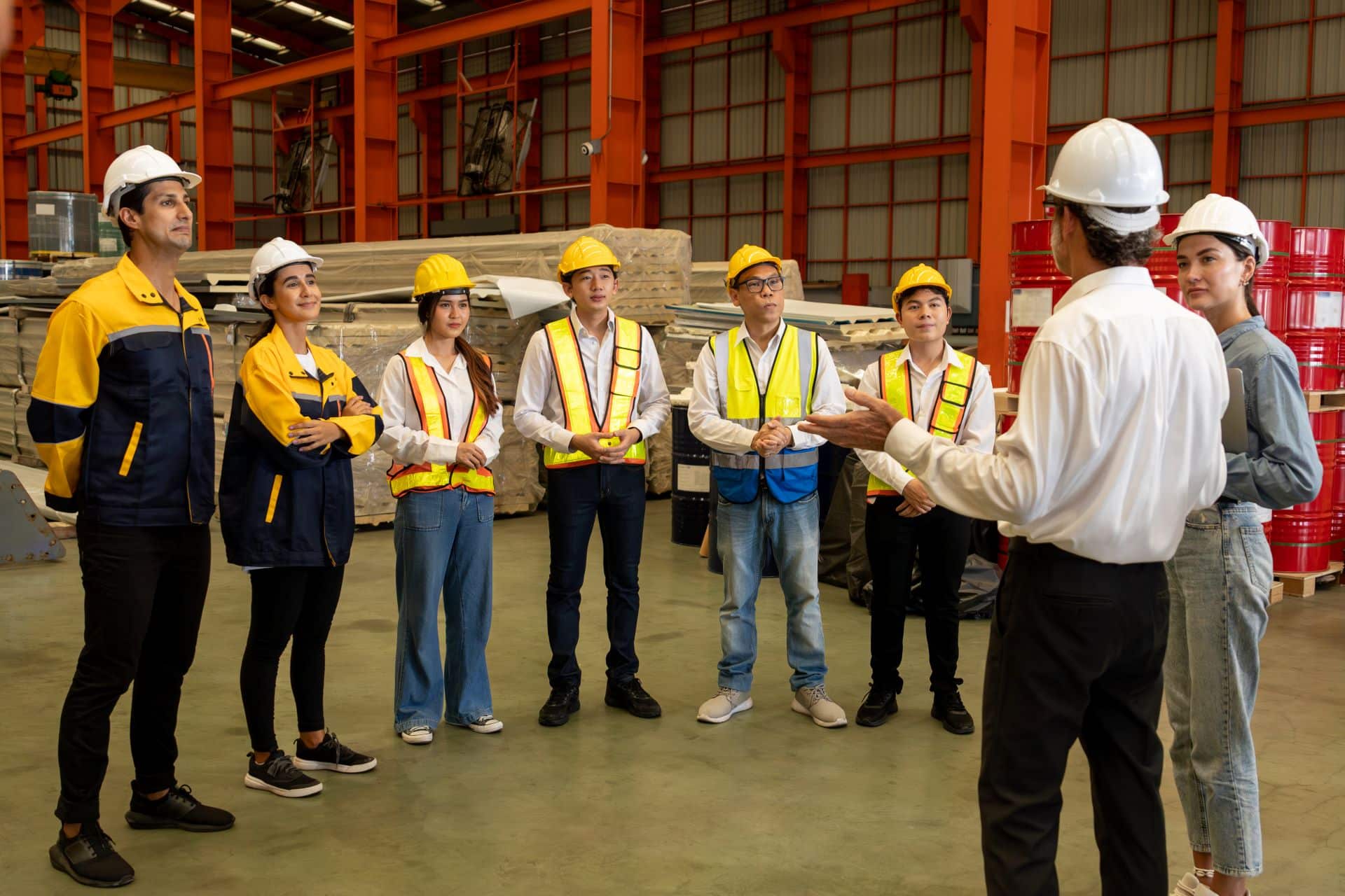 Sicherheitsschulung für Fachkräfte in Industriehalle