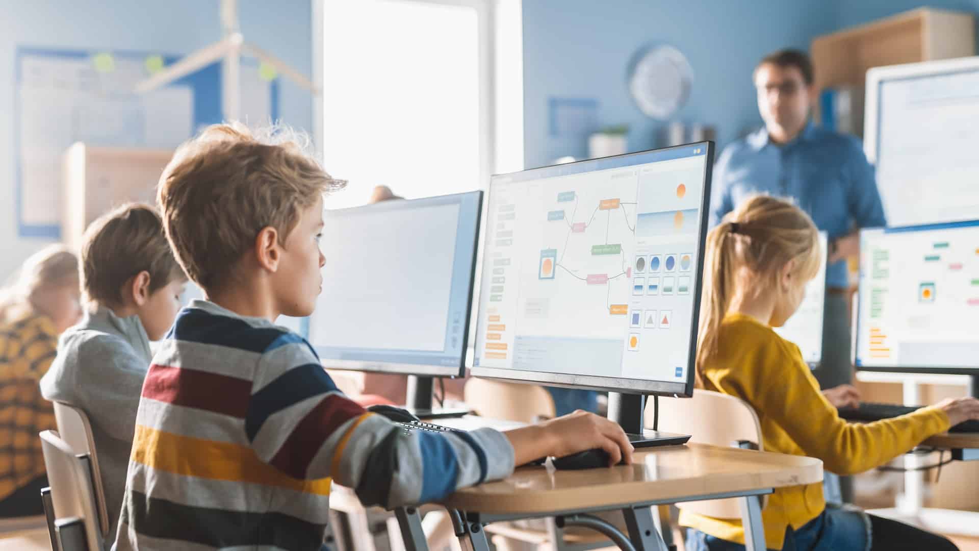 Kinder lernen mit Computern im Unterricht | Kosten Privatschule Berlin